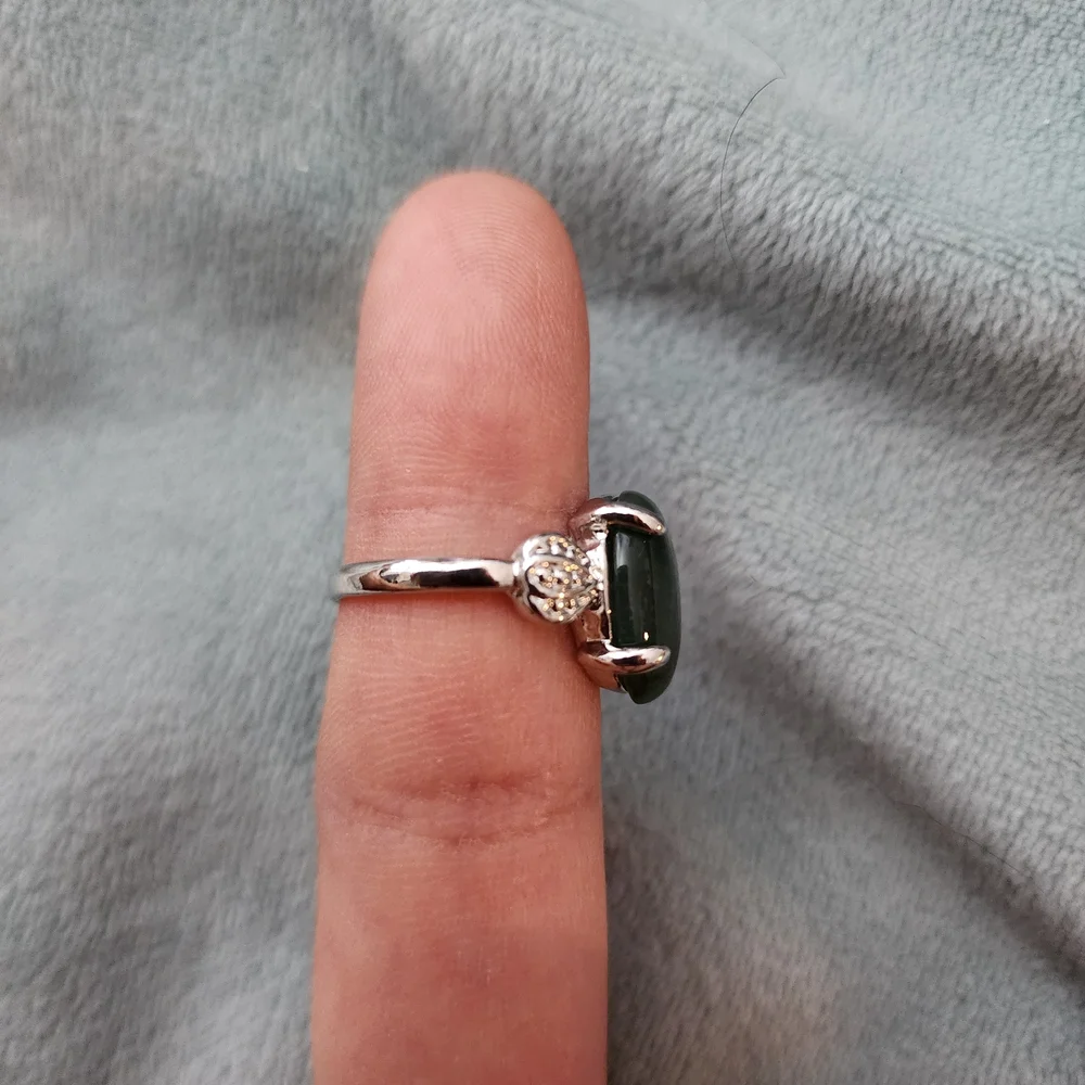 Size 5.5-6 Elegant Green Stone Ring Silver Tone